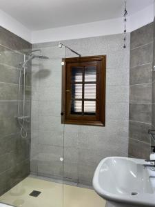 Un baño con lavabo y ducha de cristal. en Apartamento Garcey, en Ajuy 21 fotos más