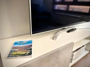 TV de pantalla plana en la parte superior de un escritorio en Apartamento Barrio de la Arena, en Gijón