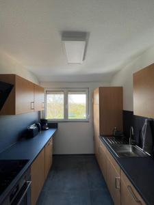 uma cozinha vazia com um lavatório e uma janela em Ferienwohnung Niederbarge em Barge