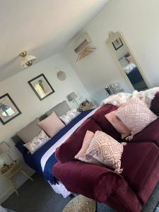 um quarto com uma cama e um sofá em The Wee house at the cottage em Annan