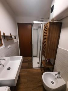 a bathroom with a sink and a toilet and a shower at Appartamento con vista panoramica in Sauze dʼOulx