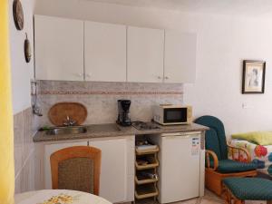 Apartments Vista Montaña Rojaにあるキッチンまたは簡易キッチン