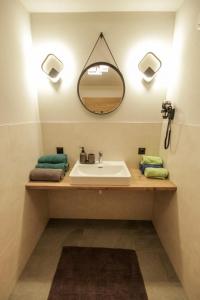 アウフファッハにあるLuisalleのバスルーム(洗面台、鏡付)