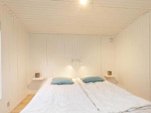Postel nebo postele na pokoji v ubytování 6 person holiday home in Hals-By Traum