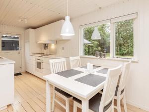 Kuchyň nebo kuchyňský kout v ubytování Holiday home Hals CXXIX