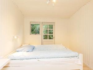 HalsにあるHoliday home Hals CXXIXの白いベッドルーム(ベッド1台、窓付)