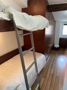 Una habitación con literas con dos literas y una escalera. en Elegant apartment with sea view, en Monterosso al Mare