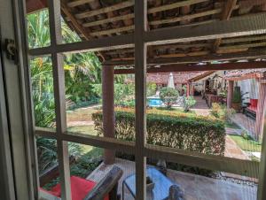 una ventana de un patio con vistas en Villa Botero By Casa Mojito, en Santa Clara