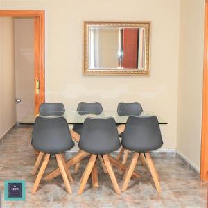 una sala de reuniones con mesa y 4 sillas en Teresa Urban Flat Las Palmas, en Las Palmas de Gran Canaria