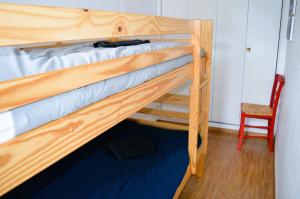 Poschodová posteľ alebo postele v izbe v ubytovaní L'escapade - Logement les pieds dans l'eau à Luc