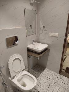 a bathroom with a toilet and a sink at Vatika Homestay in Varanasi