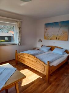 マリアプファルにあるAppartementhaus Fritz-Rosenkranzのベッドルーム1室(大型木製ベッド1台、窓付)