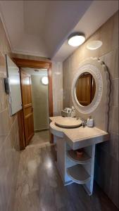 y baño con lavabo y espejo. en Villa Jasmina Targa, en Marrakech