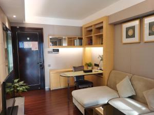 深圳的住宿－濱河印象精品商務公寓，客厅配有沙发和桌子