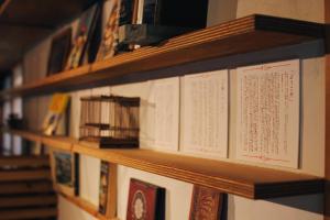 a book shelf with books on it at 神倉書斎 [Kamikura-Hideaway] in Shingu