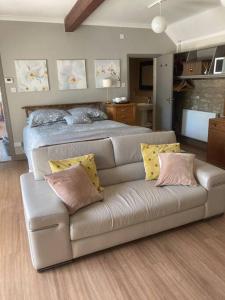 uma sala de estar com um sofá e uma cama em Secret little hideaway - with proximity to Oxford em Cassington