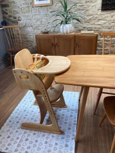 een houten tafel en stoel in een kamer bij Secret little hideaway - with proximity to Oxford in Cassington