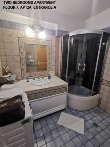 ブカレストにあるBlack and White Apartmentsの洗面台と鏡付きシャワーを備えたバスルーム +128枚の写真