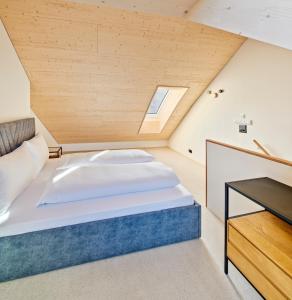een slaapkamer met een bed en een bureau bij Liv Suites in Luzern