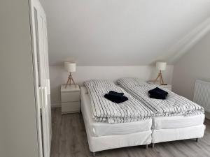 ein Schlafzimmer mit einem Bett mit zwei schwarzen Säcken darauf in der Unterkunft Großzügige 3 ZKB mit 80m² in Wilhelmshaven