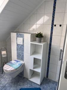 een badkamer met toilet en wastafel bij Großzügige 3 ZKB mit 80m² in Wilhelmshaven +9 foto's