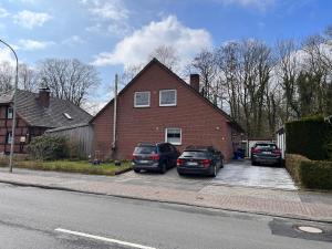 twee auto's geparkeerd op een parkeerplaats voor een huis bij Großzügige 3 ZKB mit 80m² in Wilhelmshaven