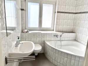 ein Badezimmer mit Waschbecken, Badewanne und Toilette in der Unterkunft Meißner Elb-Domizil 2 in Meißen + 20 Fotos