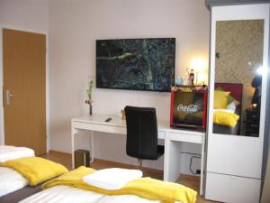 1 dormitorio con escritorio y 1 cama en Diamond house deluxe 5 Koblenz, en Coblenza