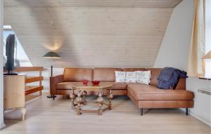 un soggiorno con divano marrone e tavolo di Amazing Apartment In Allingbro With Kitchen a Allingåbro