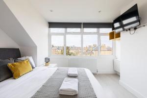 a bedroom with a large bed and a large window at Double Ensuite Sleeps 2 Long Term Welcome With Garden View in London
