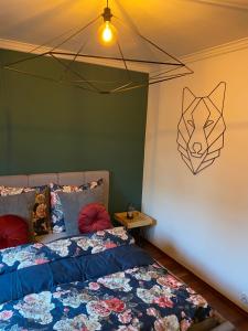1 dormitorio con 1 cama con cabeza de lobo en la pared en APARTMENT SAUNA INFRARED 2, en Szczecin