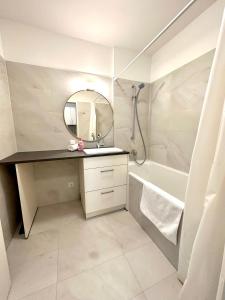 ein Bad mit einem Waschbecken und einem Spiegel in der Unterkunft FORSTHAUS 27 FREE GARAGE in Wien