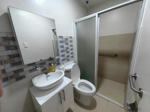 A bathroom at 2 BR Loop Tower 1524