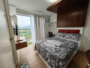 A bed or beds in a room at 2 BR Loop Tower 1524