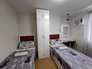 A bed or beds in a room at 2 BR Loop Tower 1524