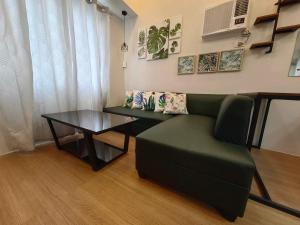 A seating area at 2 BR Loop Tower 1524