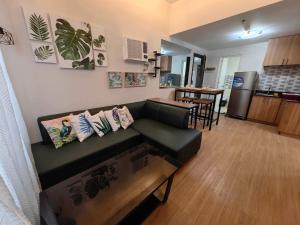A kitchen or kitchenette at 2 BR Loop Tower 1524