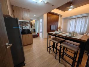 A kitchen or kitchenette at 2 BR Loop Tower 1524