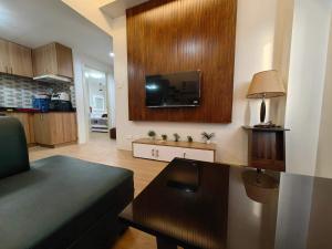 A kitchen or kitchenette at 2 BR Loop Tower 1524
