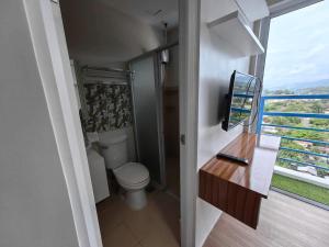 ein kleines Bad mit einem WC und einem Fenster in der Unterkunft 2 BR Loop Tower 1524 in Cagayan de Oro