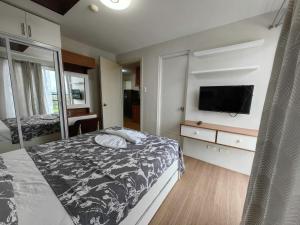 A bed or beds in a room at 2 BR Loop Tower 1524