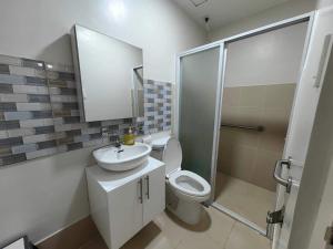 A bathroom at 2 BR Loop Tower 1524