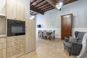 eine Küche und ein Esszimmer mit Tisch und Stühlen in der Unterkunft CasAlice Apartments Roma Trevi in Rom