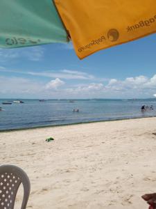 una playa con sombrilla y gente en el agua en CACTUS KIT NET, en Salvador