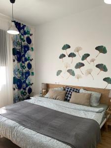 a bedroom with a large bed with blue and white walls at Hostal Orange Vibes in Paterna