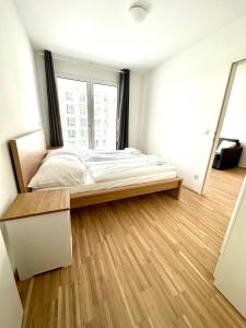 ウィーンにあるFORSTHAUS 28 FREE GARAGEのベッドルーム1室(ベッド1台、大きな窓付)