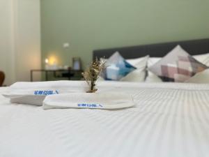 due asciugamani sopra un letto bianco di 芸樂行旅 a Magong Altre 9 foto