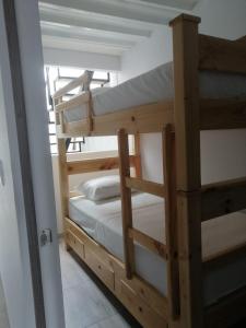 kilka łóżek piętrowych w pokoju w obiekcie Hotel viajeros w mieście El Mesón