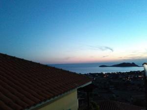 uma vista para o oceano a partir de um telhado de uma casa em Hotel Dina - Ξενοδοχείο Ντινα em Plati