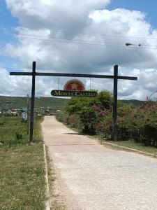 Un cartello per un film di Castro sul ciglio di una strada di Flat Monte Castelo Gravatá a Gravatá